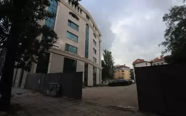 Допреди две години на това място имаше красива сграда, известна като Двойната къща. Сега има паркинг, а след последвалия скандал собственикът на имота Кирил Киров ще възстанови къщата, но с нови материали.