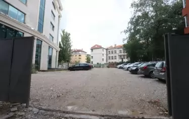  На мястото на Двойната къща продължава да има платен паркинг. 