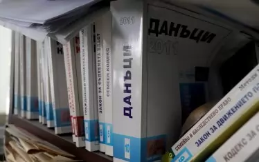 Данъчната политика у нас несъмнено е далеч от съвършенството. Но проблемът не е в ставките, а в измамите. Държавата проспива ДДС афери за милиарди годишно.