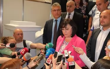 Нинова иска да управлява. И не е да няма желание. Проблемът е, че малко неща зависят от нея. 