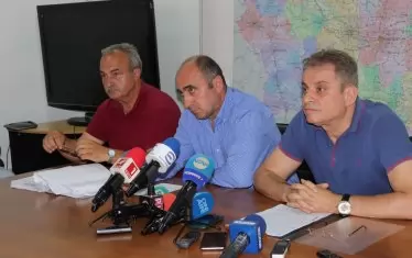 Втори брифинг в рамките на три дни - от БАБХ отново оправдаха действията си за ограничаването на заразата. А председателят на ветеринарния съюз Михаил Бащавелов (вдясно) призова за повече уважение към експертите. "Не е редно да има агресия към хора и призиви за саморазправа с тях и техните семейства", заяви той.