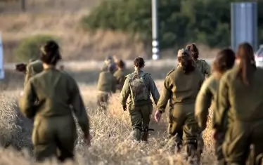 Военната служба в Израел е задължителна за жени и мъже. Мъжете служат 3 години, а жените – около 2 години.
