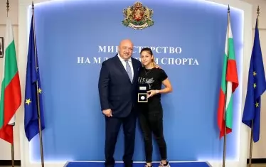 Министърът на младежта и спорта Красен Кралев награди Александра Начева и нейния треньор Стойко Цонов с почетни плакети за спечелената световна титла.