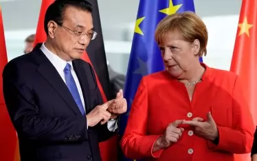 Китайският премиер Ли Къцян и германският канцлер Ангела Меркел веднага се заеха да пресмятат какви сделки да сключат, вместо да подписват рамкови споразумения за намерения, както направи България.