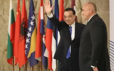 След Софийската среща България оглави класацията и по обещани (над 3 млрд. евро), и по вече договорени (близо 2 млрд. евро) пари. Но труден е бизнесът с Китай, който стана втора в света икономика с нечовешки тежък труд и с цената на дажби по шепа ориз с туршия към супата с риба. На снимката - китайският премиер Ли Къциян с българския си колега.