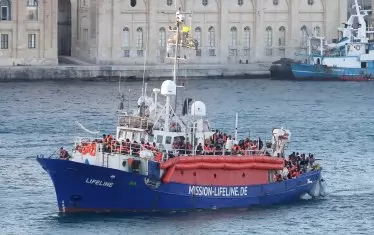  Полицията в Малта задържа преди дни капитана на хуманитарния кораб "Лайфлайн", който заедно с 16 души екипаж и над 230 мигранти на борда пристигна в пристанището на Валета. Бежанците бяха спасени в морето и след това чакаха една седмица в Средиземно море да получат разрешение плавателният съд да акостира на някое пристанище. На екипажа и мигрантите бе разрешено да слязат от кораба.