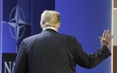  Тръмп обърна гръб на европейските си съюзници на срещата на върха на НАТО и ги нарече врагове.