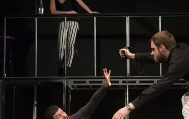 Как е на "другия бряг", проверяват зрителите, посетили Papas in motion.
