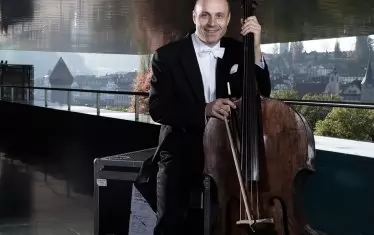 Контрабасистът Петър Найденов е инициатор на събитието.