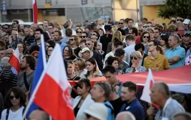 Десетки хиляди поляци протестират през последните дни в столицата Варшава и други градове срещу спорната съдебна реформа на управляващите. 