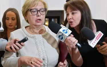 Малгожата Герсдорф отказва да бъде пенсионирана и продължава да ходи на работа във Върховния съд, при което няма да получава залата за това. 