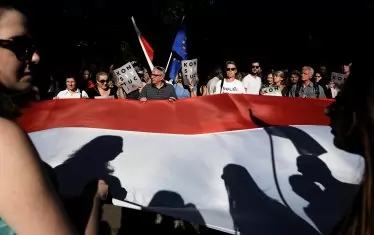 Стотици поляци се събраха на протест пред парламента във Варшава преди гласуването на спорните законодателни промени.