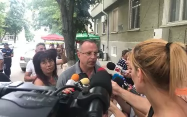  Мерките на Агенцията (по принцип правилни) очевидно са били предшествани и съпътствани от хаос, немарливост, непоследователност и нарушения на собствените правила. Оплетените им (или липсващи) обяснения, които те наричат „комуникационен проблем“, граничат с откровена безсловесност и безмозъчност.  Земеделският министър "иззе" ръководството на кризата, след като БАХБ забърка кашата.