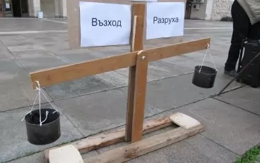 Послучай 25 г. преход в Русе направиха инсталацията "Историческа везна".