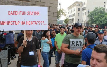 Спорният закон за горивата се опита да заобиколи общественото обсъждане, но се препъна в протестите на малките търговци в бранша.