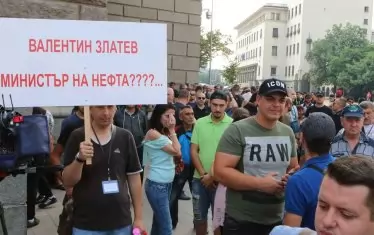 Спорният закон за горивата се опита да заобиколи общественото обсъждане, но се препъна в протестите на малките търговци в бранша.