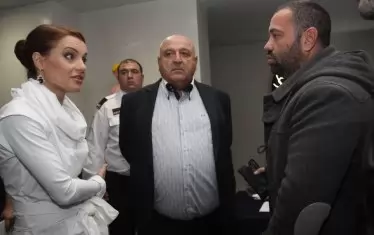 Ива Георгиева, представител на IFS, и президентът на "Славия" Венцеслав Стефанов бяха убеждавани при публичното обсъждане на проекта за нов стадион, че ЦСКА не може и не бива да играе там. Това бе сторено от небезизвестния фен на "червените" Росен Петров-Животното (вдясно).