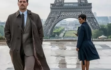 Супермен сваля плаща, пуска закачлив мустак. На заден план е Анджела Басет като шеф в ЦРУ.