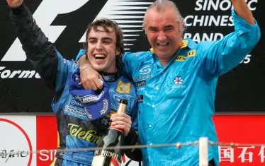 Октомври 2005 г: Новият шампион на F1 Фернандо Алонсо ликува с първата си титла заедно с шефа на "Рено" Флавио Бриаторе.
