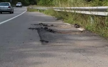 Нарушено асфалтово покритие в близост до г. Бов.