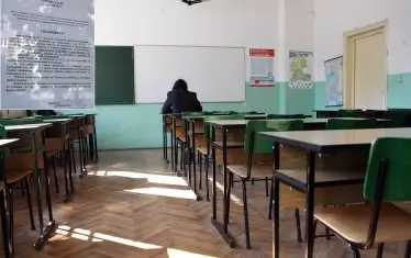 Първо изчезнаха учениците, после учителите, накрая запустяха и сградите...