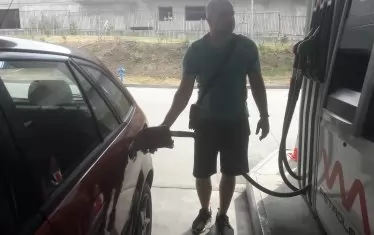 Вместо КЗК да си свърши работата, ако наистина има картел на пазара на горива, държавата тръгна да строи бензиностанции