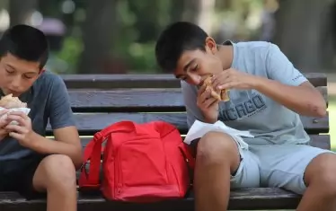 Дюнер от близката будка или обяд в стола? Какво ще предпочете един тийнейджър?