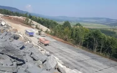 Управляващите се мъчат да ни убедят, че фирма, която досега е кърпила асфалт, може сама да строи магистрала. Не им се получава.