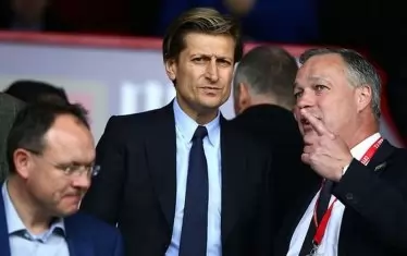Президентът на "Кристъл Палас" Стив Париш (в средата) твърди, че феновете са „единствените, които имат значение“.