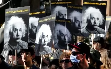 С плакати на мигранта Алберт Айнщайн и хаштаг #refugeeswelcome, жители на Лос Анджелис настояват за либерализиране на режима на прием на мигранти.