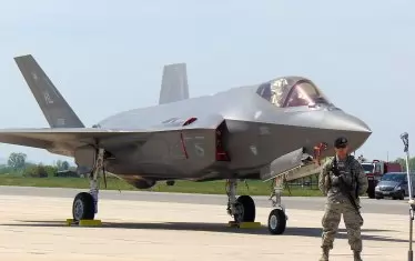Миналата година най-новият клас многоцелеви изтребител "F-35A" извърши демонстрационен полет и кацна в авиобаза Граф Игнатиево. Шансът българските военни пилоти да летят на подобна машина обаче е нищожен.

