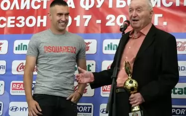 Петър Жеков награждава Камбуров като №2 в анкетата "Футболист на футболистите" за сезон 2017/2018. Четири години по-късно Жеков се прости с рекорда си, който бе подобрен именно от човека до него.