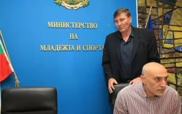 "Това не е моят клуб, това е "Левски 2014". Аз съм играл в "Левски". Доста хора приписаха историята на "Левски" върху "Левски 2014", който е от 2.5 години и няма нищо в историята си", заяви селекционерът на националния отбор Любомир Минчев (на преден план). Докато шефът на БФБ Георги Глушков (зад него) не вижда нищо нередно.