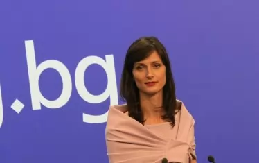 Мария Габриел даде началото на Световен симпозиум по мановия мед в Царево и „откри ключовия дискусионен панел“ за опрашването. 