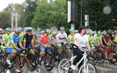 Председателката на социалистите е избрала да присъства само духом чрез почти всекидневни „включвания“ по злободневни въпроси във "Фейсбук".