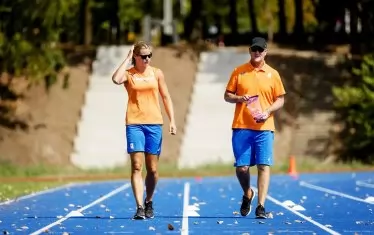  Четирикратната европейска шампионка в спринтовете на 100 и 200 метра Дафне Схиперс (Хол) и треньорът й Рана Рейдер разговарят по време на поредно занимание на тренировъчната писта в Берлин преди първенството на континента.