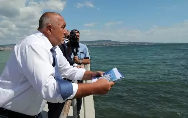 Премиерът и лидер на управляващата партия залага на личното присъствие и на вече изпитаните форми.