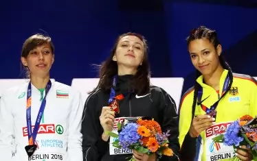 Мирела Демирева, шампионката Мария Ласицкене и бронзовата медалистка - Мари Лоранс Юнгфлайш (от ляво на дясно), позират с отличията си по време на награждаването в събота вечерта, провело се в центъра на Берлин - на Брайтшайдплац.