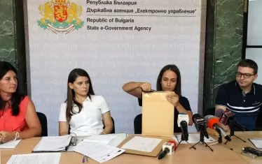 Отварянето на оферти винаги е съпроводено с някаква обредна тържественост. После лъсват  дефектите - лошо разписани правила, дискриминация на кандидати. Следват жалбите. 