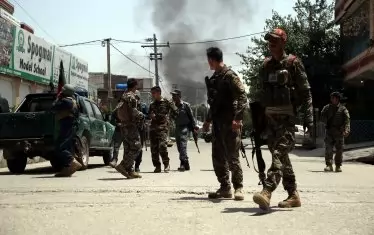  След 17 години война афганистанската армия и полиция продължават да не са ефективни срещу талибаните и джихадистите, които всяка седмица извършват нападения и атаки срещу тях. 