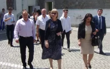 Министър Цачева на разходка в Бургаския затвор. В нейна власт е моментално да отмени незаконните инструкции на подчинените си.