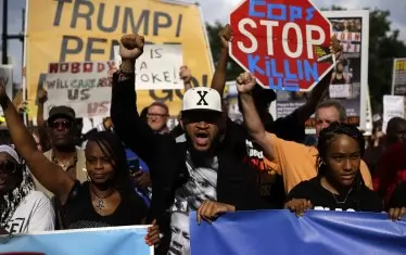  Жителите на града излязоха на няколко спонтанни и организирани протеста срещу насилието, но засега политиците ги игнорират. 