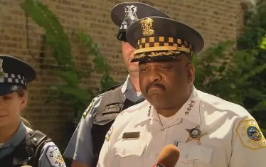  Шефът на чикагската полиция Еди Джонсън не скри своето разочарование и поиска помощ, за да спре с насилието в града. 