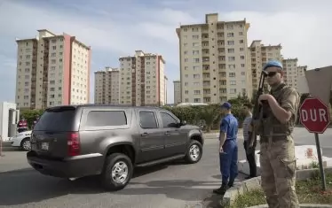  Американски дипломати посещават пастор Брънсън в затвора Измир. 