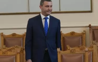 Министър Владислав Горанов разсъждава: "По-големият проблем на плоския данък е, че той трудно може без някакво сериозно преразпределение и вътрешни сътресения да бъде премахнат, възстановявайки прогресивно облагане. Ако приемем, че няма да падат приходите в бюджета и ако приемем, че няма да увеличаваме данъците на средната класа, уравнението изглежда почти нерешимо. На политическо ниво проблемът на промяната на модела е, че той ще засегне много повече хора в увеличаване на тяхната данъчна тежест, отколкото ще освободи. Ако предложим една прогресивна скала и я наложим към сегашните доходи и подоходни групи, и ако трябва да запазим размера на приходите в бюджета, то на всички хора, които в момента са активни, облагането ще достигне поне до 15%."