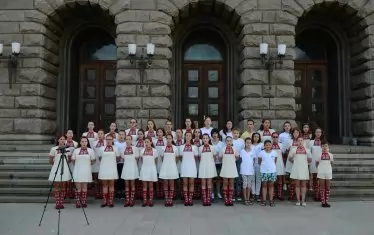 През август м.г. Детският радиохор пя под прозорците на Министерския съвет, за да се чуе искането му да работи с диригентката Венеция Караманова.