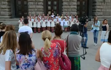 Миналата седмица детският радиохор бе строен да пее пред Министерски съвет в защита на гендира