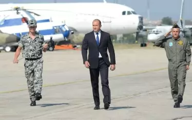 Военната подготовка дава на Румен Радев представителност. На политическия терен обаче му е доста трудно.  