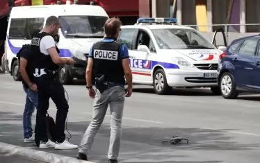 Френски полицаи използват разузнавателен дрон край мястото, където се укри заподозрян извършител на въоръжен обир в Париж в средата на юли.

