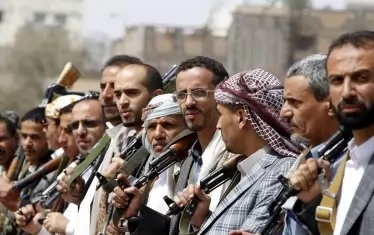Поддръжници на хути чакат да се запишат доброволци в Сана, Йемен. Хути обявиха неотдавна, че предприемат атака срещу международното летище в Абу Даби.